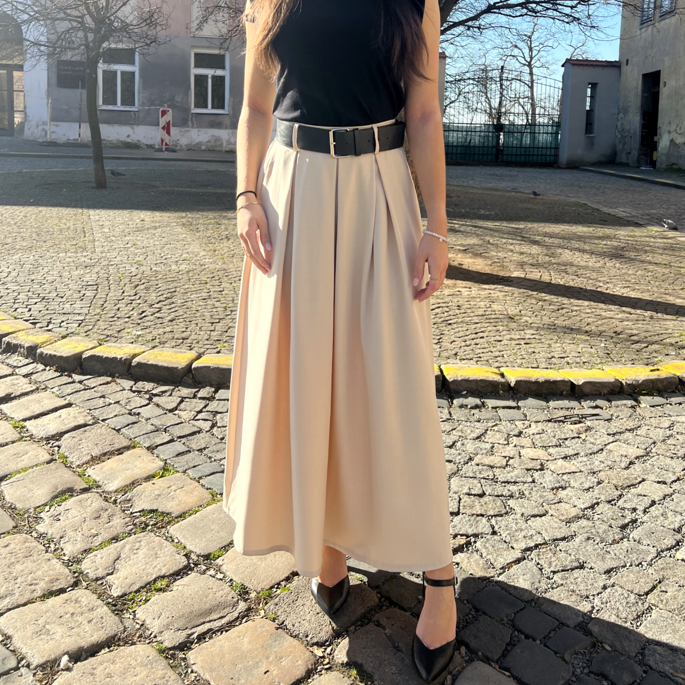 Dlouhá áčková sukně CAROLA s páskem béžová2